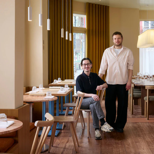 Maßgefertigte Gastronomiemöbel für ALMI Berlin – Naturstein, Stahl und individuelle Lösungen