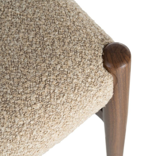 DISORE Polsterstuhl in Taupe – Stoffdetail